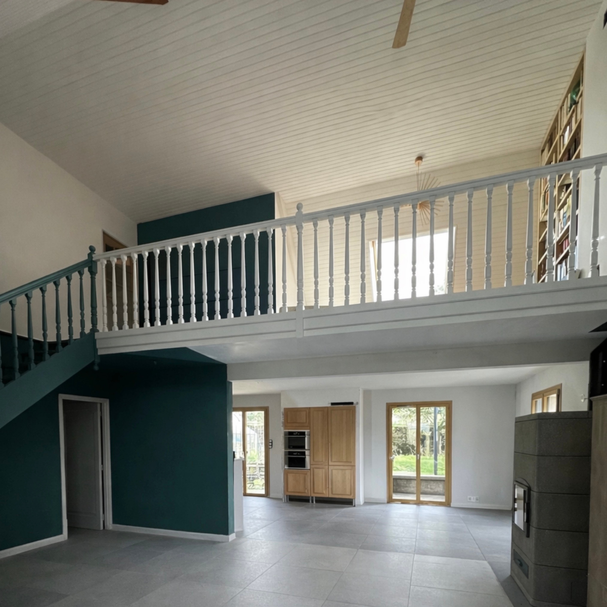 Peinture intérieure d’un grand espace de vie avec mezzanine et boiseries – projet Verrière