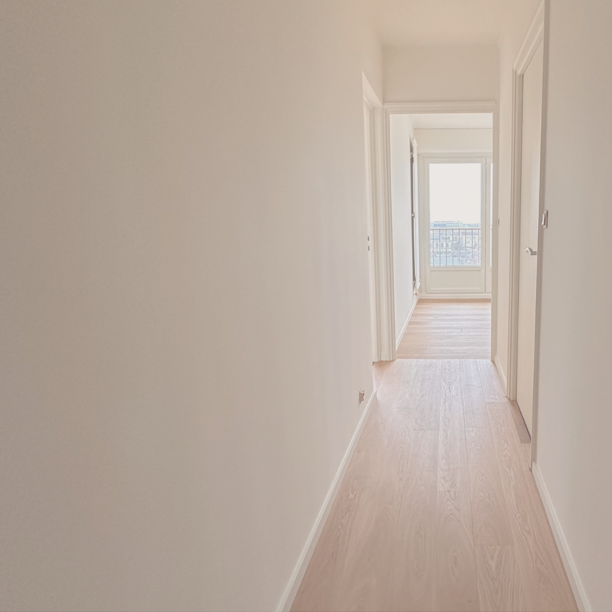 Architecte d’intérieur et peintre décorateur à Genève échangeant sur un projet de rénovation<br />
