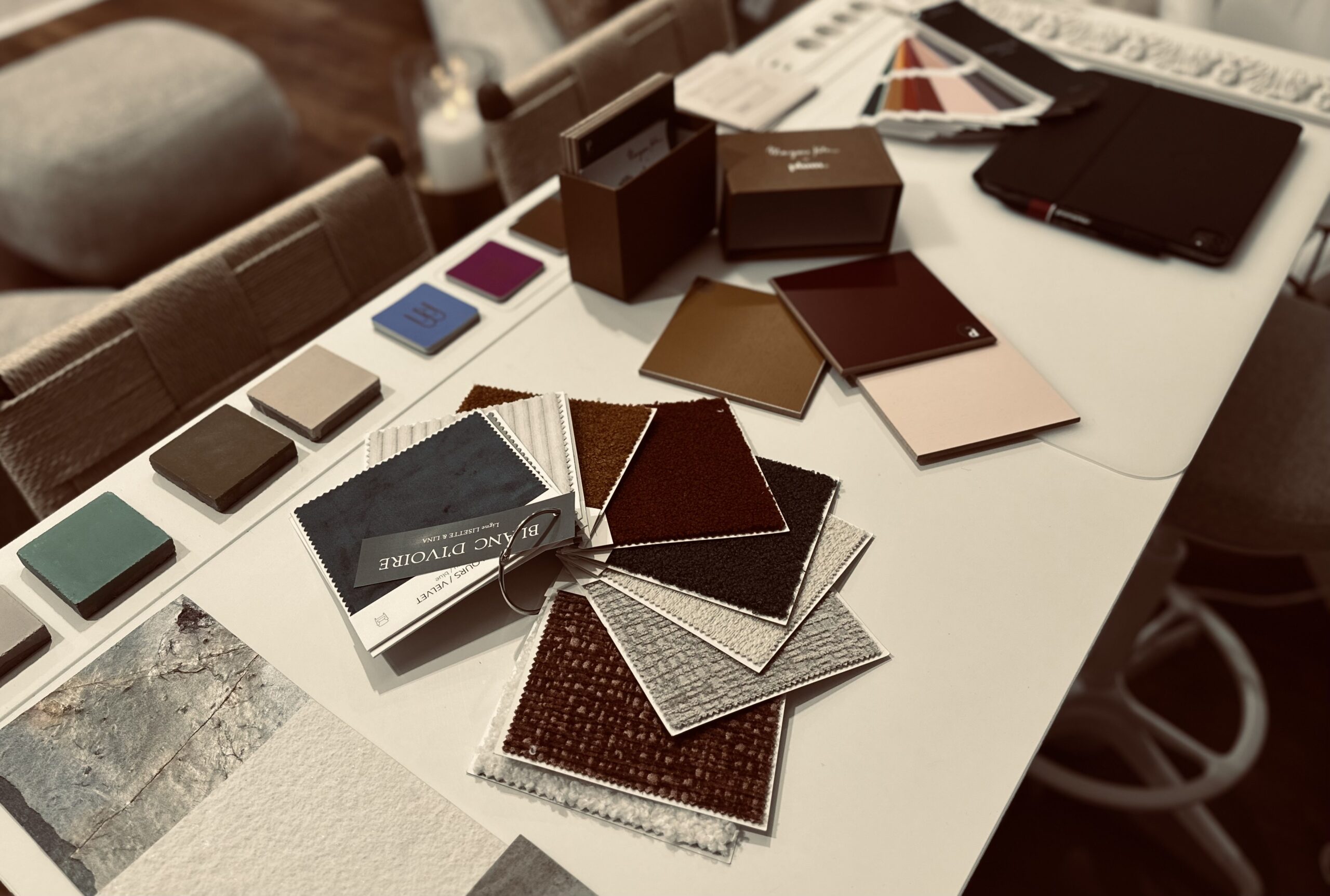 Bureau de création avec échantillons pour des projets d’architecture d’intérieur et de peinture décorative
