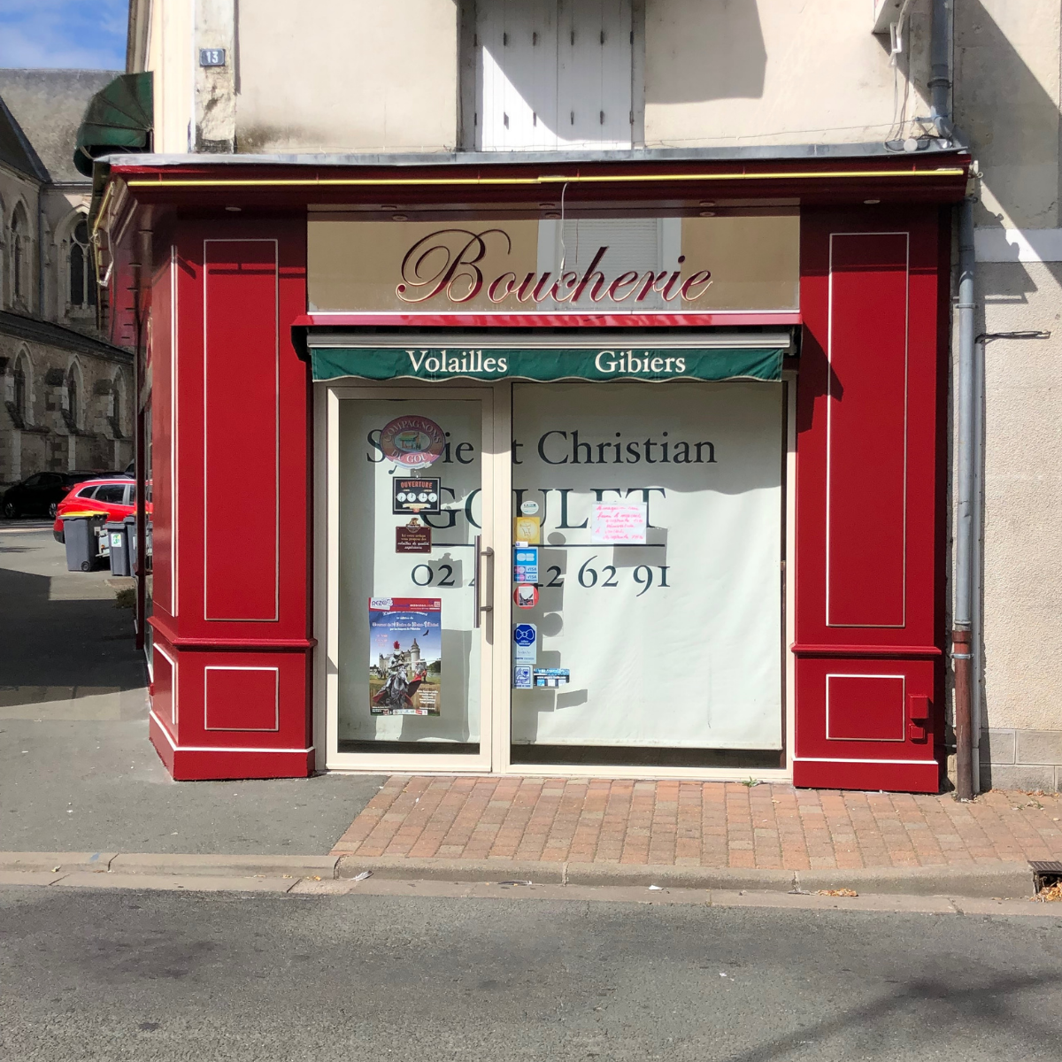 Peinture extérieure de la façade d’une boucherie avec travail des boiseries<br />
