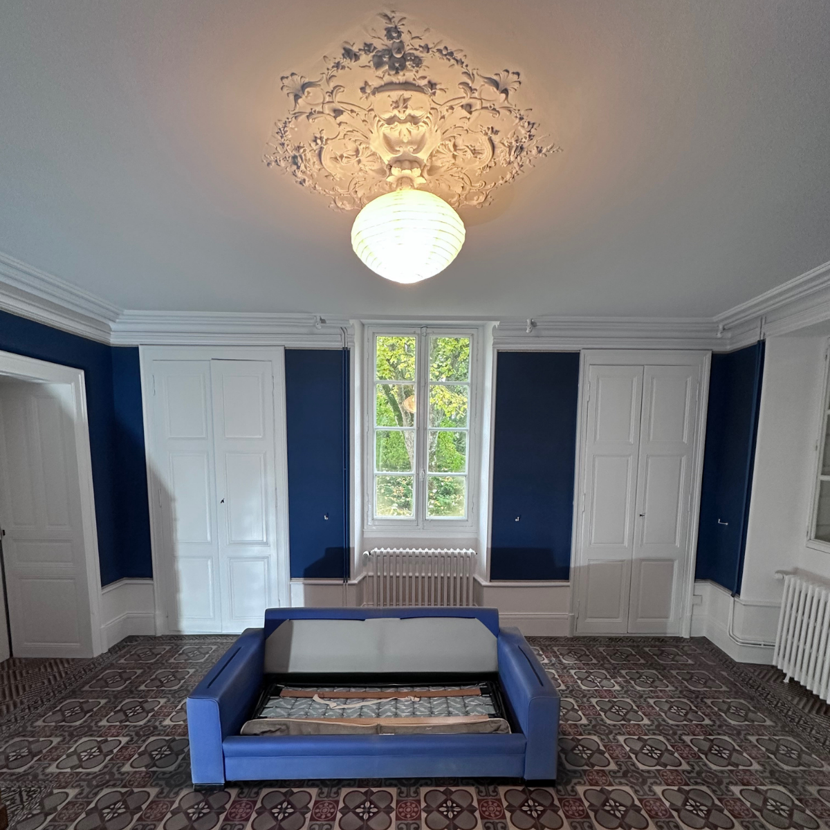 Chambre après rénovation peinture avec reprise des boiseries et tissu mural – projet Domaine de Bablut