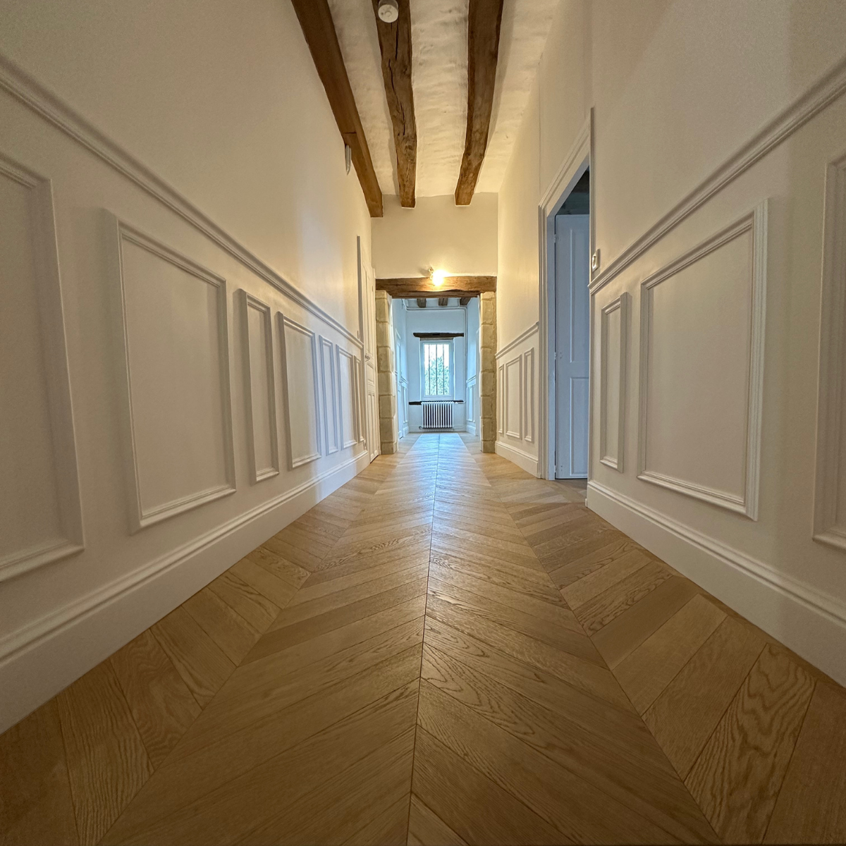 Restauration des murs en crépi et peinture intérieure d’un étage dans une maison ancienne en pierre de taille – projet Gaudi