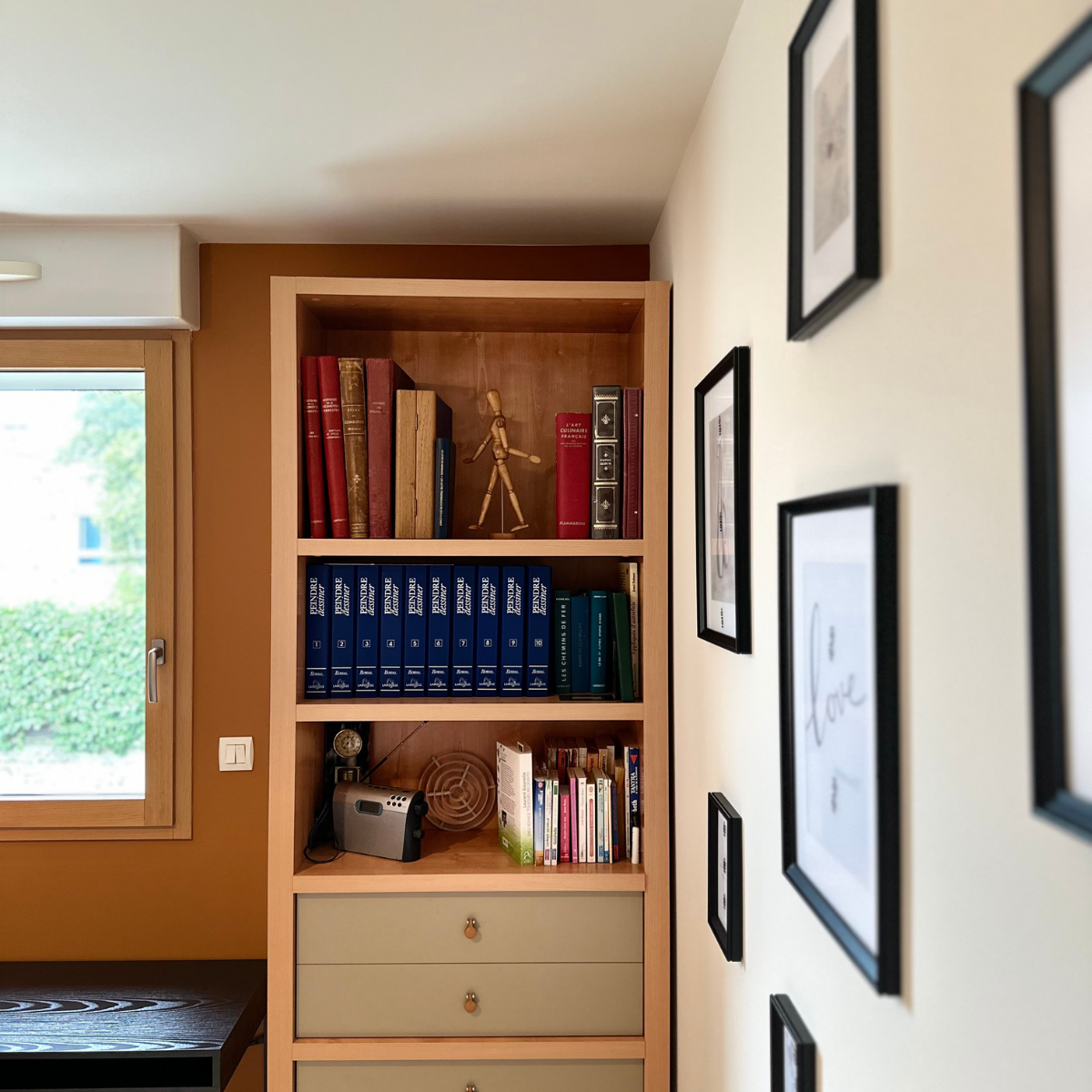 Chambre après rénovation peinture avec pose de papier peint panoramique – projet Scholl