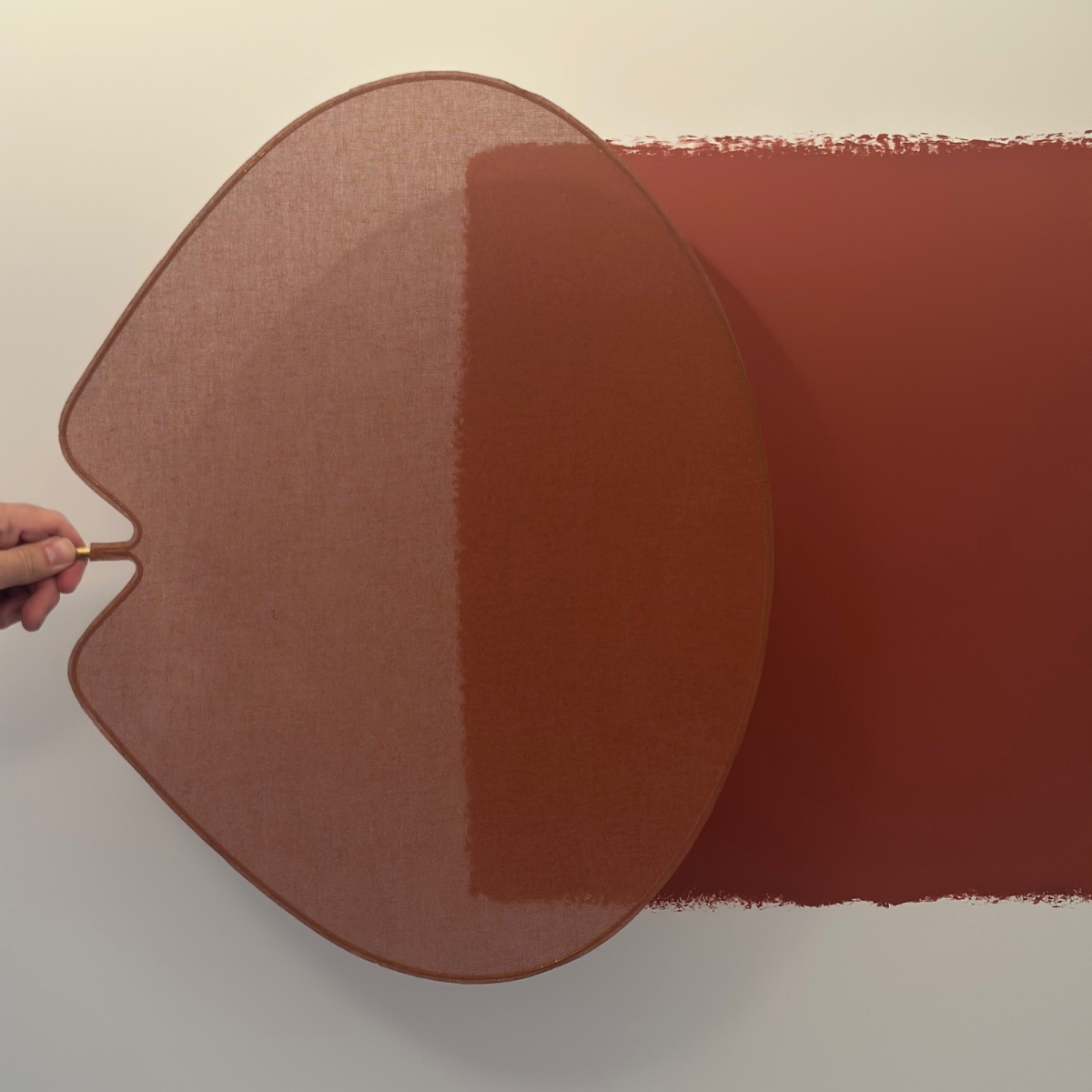 Test de peinture murale lors d’une rénovation intérieure dans un appartement des années 70